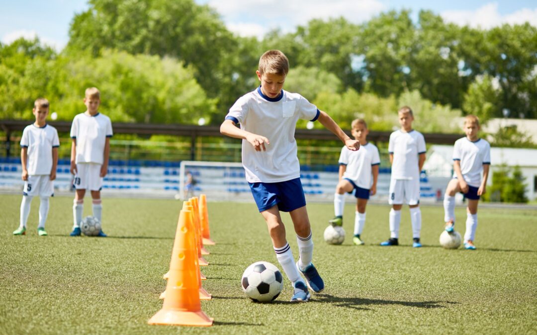 Copilul tău se visează un fotbalist celebru? – Contribuie la evoluția lui cu echipamentele de fotbal recomandate de profesioniști
