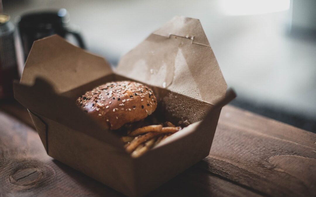 Conveniență și savoare: 5 pași prin care poți să implementezi opțiunea de „Food to Go” în restaurantul tău