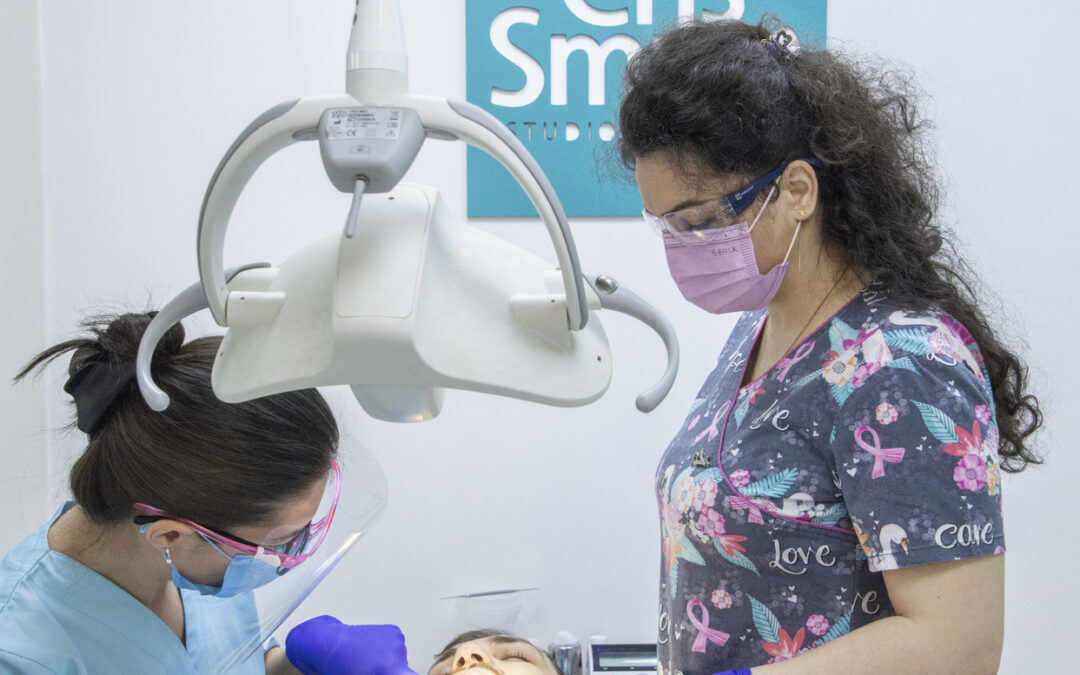 IMPLANTUL DENTAR ÎN ROMÂNIA: UN ADEVĂRAT MAGNET PENTRU TURISMUL DENTAR DE CALITATE