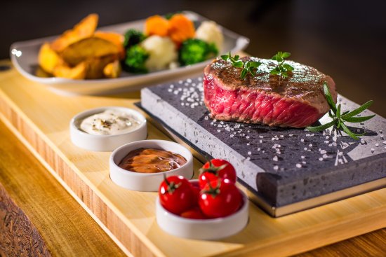 Cele mai Populare Mâncăruri Locale din Galați și Experiența Culinară la Restaurantul Stage