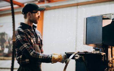 Care sunt avantajele utilizării echipamentelor CNC în producție?