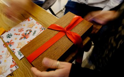 Cum se fabrică cutiile cadou? Un proces fascinant și meticulos