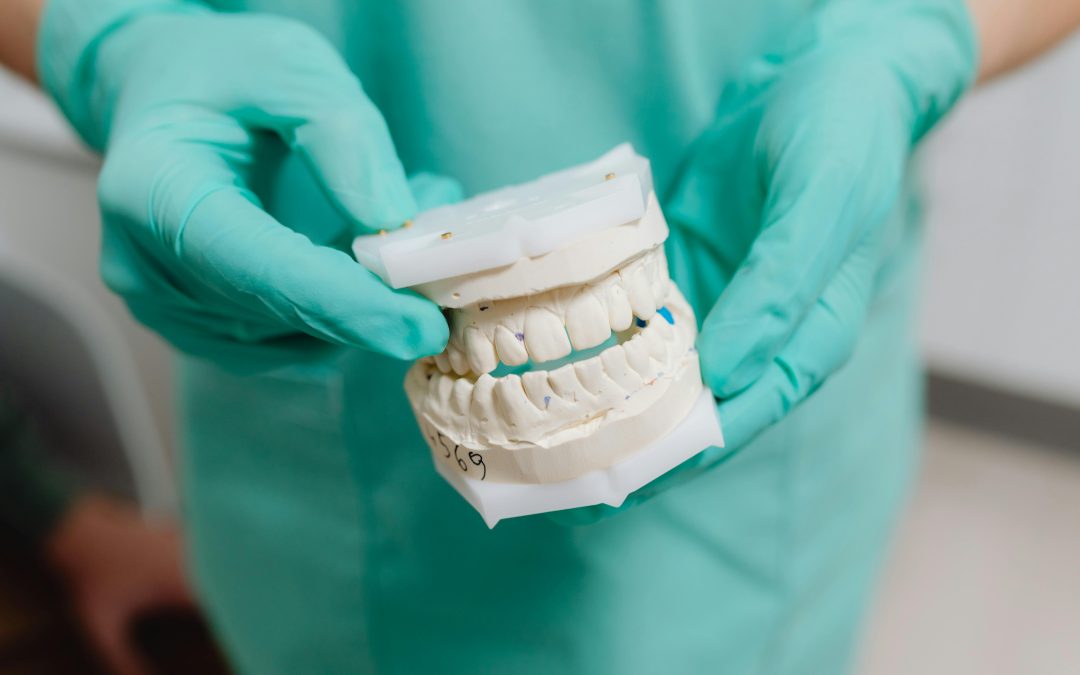 Ce este o coroană dentară și cui se adresează