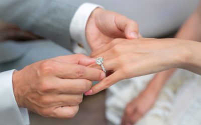 Aur alb sau aur galben? Ghid pentru alegerea aurului ideal pentru inelul de logodnă