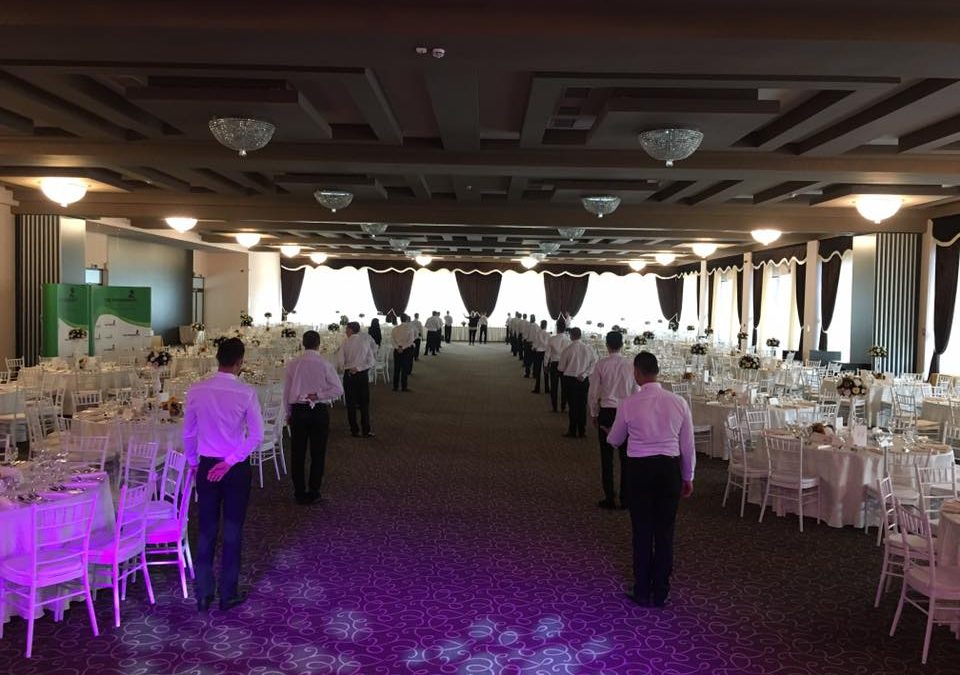 Cum transformă profesioniștii ospătarii emoțiile unui eveniment în amintiri placute