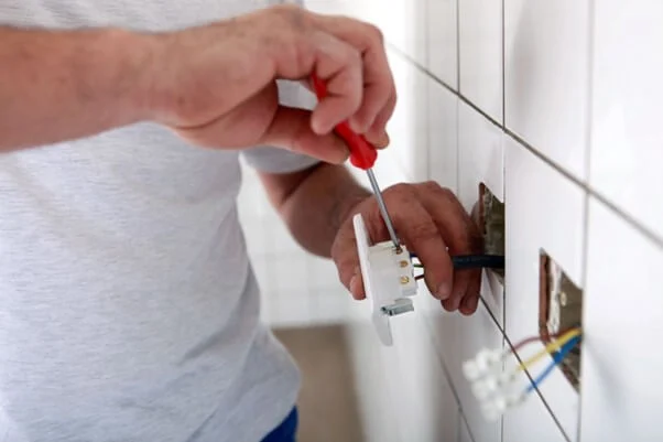 Cum vă ajută un magazin electrice ieftine să reduceți costurile