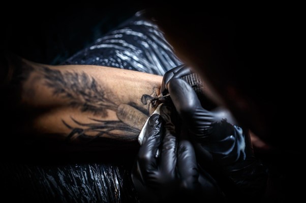 Tatuat în București: Cum Alegi Salonul de Tatuaje Potrivit pentru Tine
