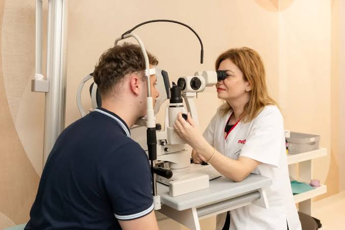 Cum vă ajută un consult oftalmologic cu bilet de trimitere